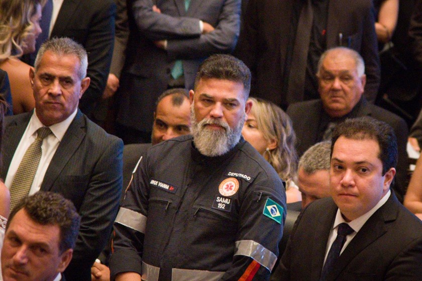 Com uniforme do SAMU, Jorge Vianna tome posse em seu primeiro mandato na Câmara Legislativa do Distrito Federal 